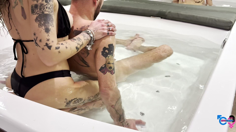 effeemme1: Masáž Se Šťastným Koncem Ve Sprše a Jacuzzi
