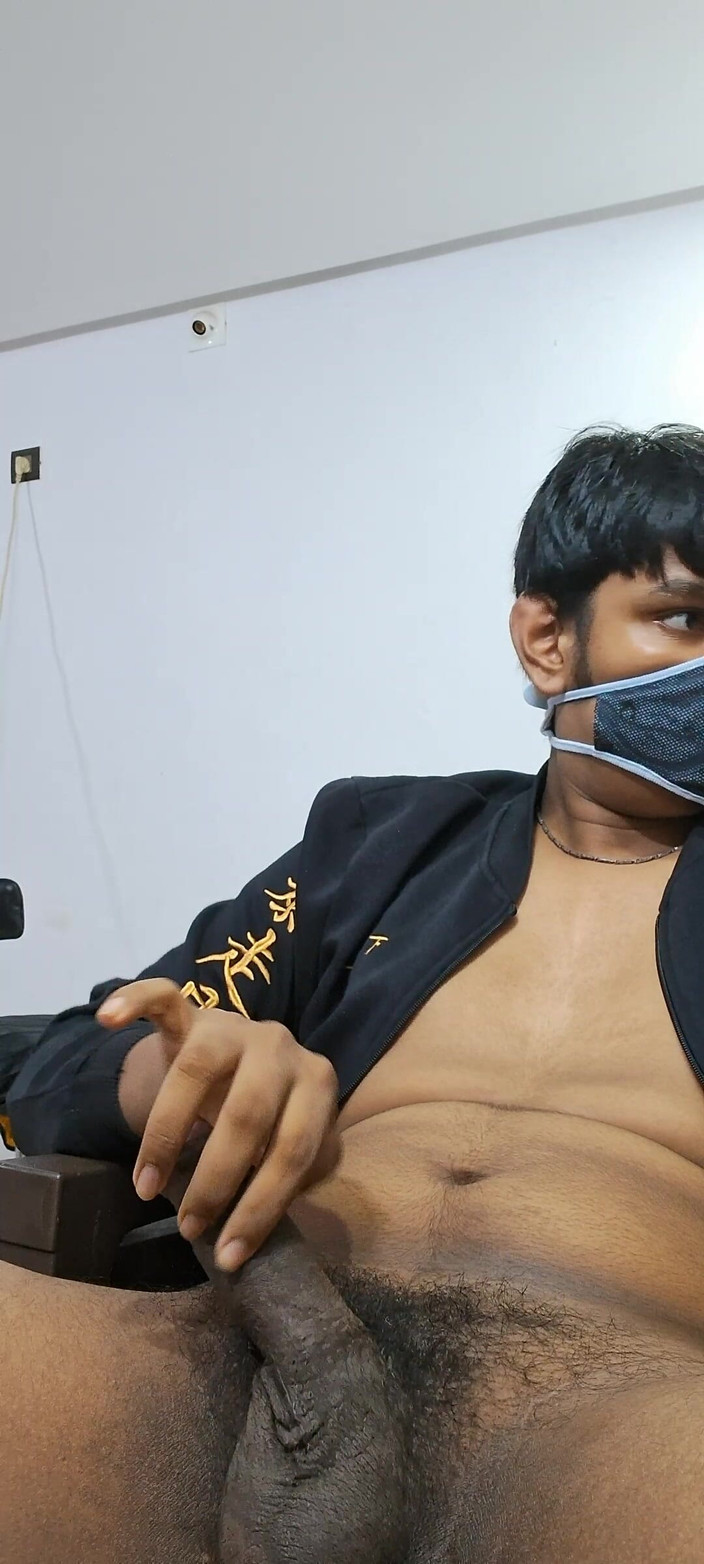 Brown Guy Studio: Braune frau in einer jacke wichst