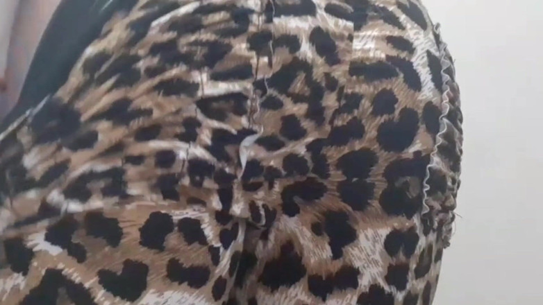Josani Gwen: Leggins and sexy big ass touching hole