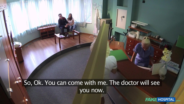 Fake Hospital: Fake Hospital - une infirmière coquine utilise sa langue pour soigner...