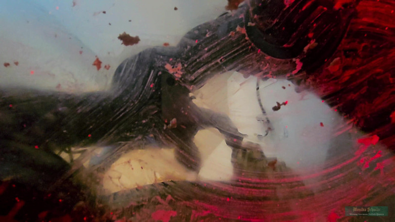 Strict Senz: Monika Smith Burger dev tükürerek çizmeye tapıyor