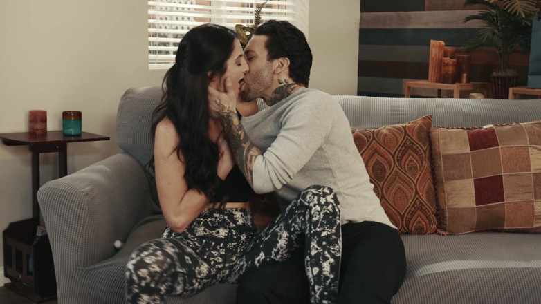 Sweet Sinner: Komşu kızların sahnesi 2 kızın yarağa ihtiyacı var