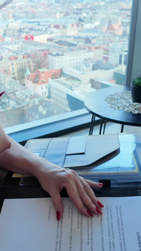 Une agent immobilier blonde se fait éjaculer dessus par son client pour conclure l’affaire
