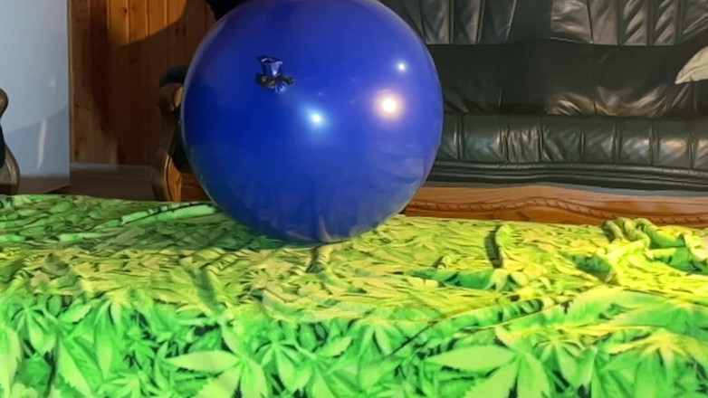 BeachBallsDuo: (cr-2) 16 विशाल 60-100cm बहुत मोटे गुब्बारे द्वारा कुचल रहे हैं गदा! स्लोमो के साथ 2 कैमरा कोण!