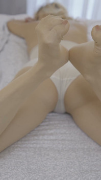 La miLF matura prende in giro con i piedini in nylon puliti