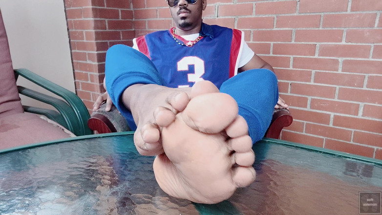 Soft Soleman: Je touche et montre mes pieds masculins dans le solarium (2025)