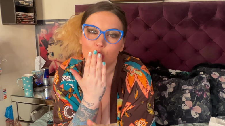 MissFFW: 安堵した娼婦がクリップの合間にタバコを吸う