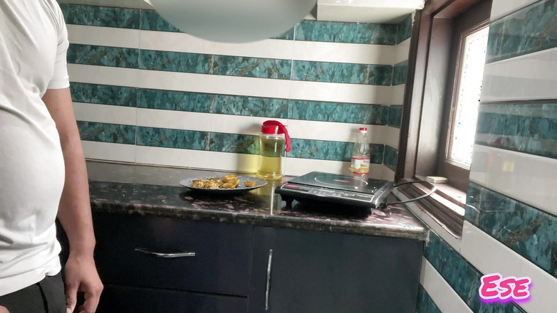 Sammy Sins: tante diisap di dapur