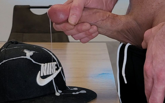 GayKinkCouple: Nike cap dicrot sperma hangat
