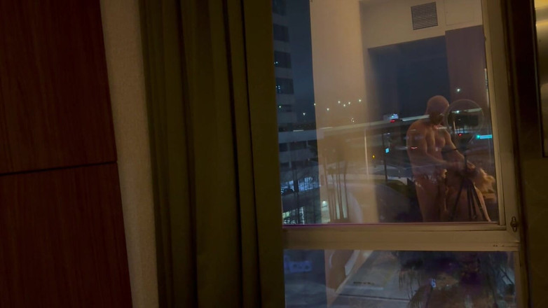 MYA Pleasure: Odrazy v hotelovém okně