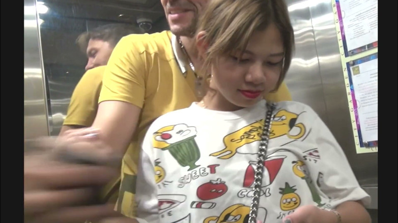 Bangkok Babes: Ekskluzywny tajski amator hoi pieprzy Wielki kutas Stojąc, na stole,...