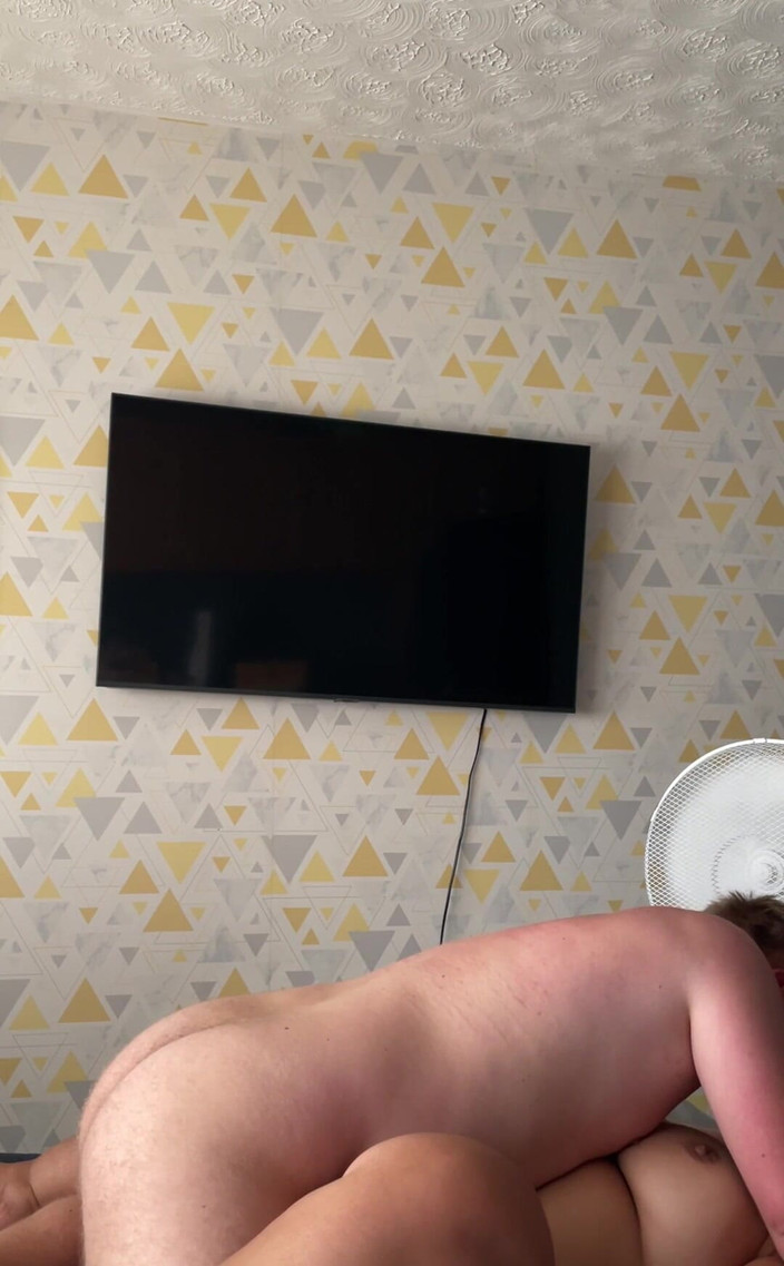 Filthy British Couple: 告诉爸爸我一个容易的荡妇，让他射在我肮脏的fanny里太快了！