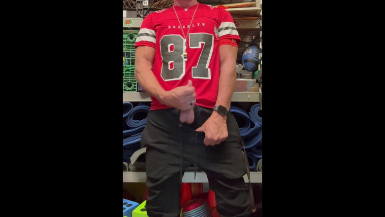 JockDad87: Jockdad87 menyemburkan banyak ke dalam jersinya dengan nombor 87.