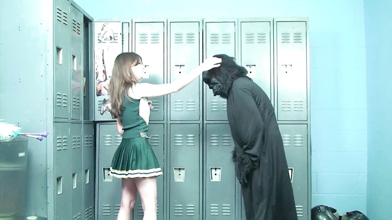 Ultima Video: Tonåring cheerleader sparkar och suger på sina vänner kuk