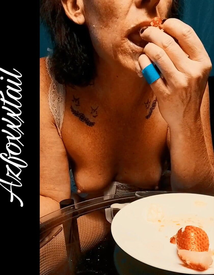 AzFoxxxTailPhelicia: Frișcă de căpșuni 2