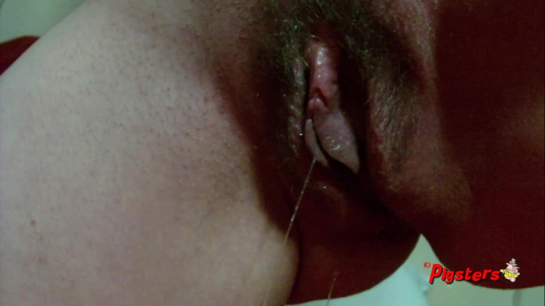 Pigsters: Olivia Adams macht ihre haarige muschi so nass