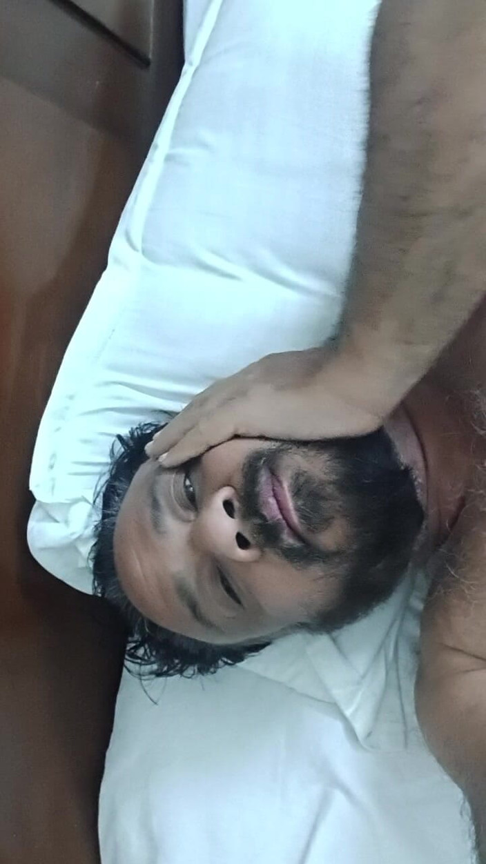 Austin Rose: Papà Indiano Sdraiato Sul Letto Stuzzica E Posa per Te