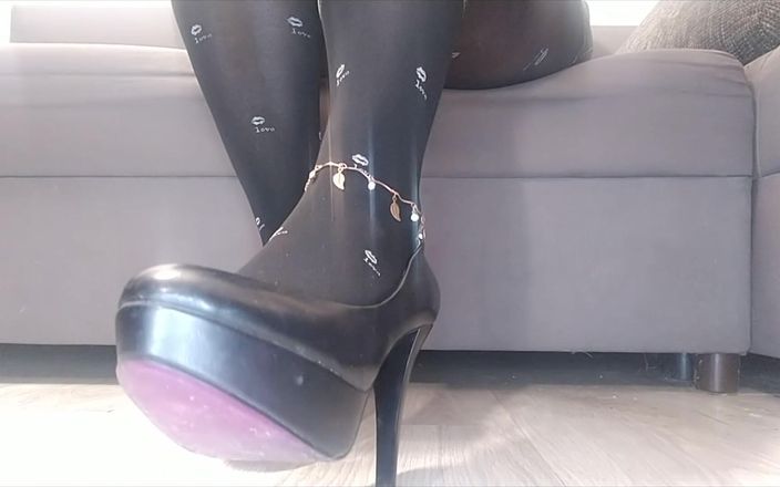 Monica Nylon: Nohy fetiš, černý nylon a vysoké podpatky