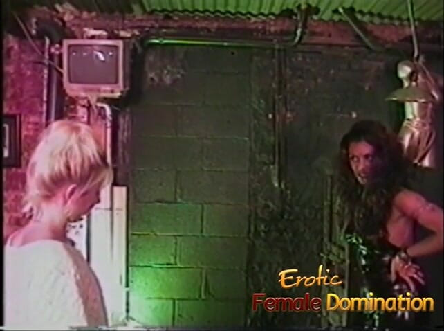 Lez Mates: Látex con dominatrix azotando a la rubia con los ojos...