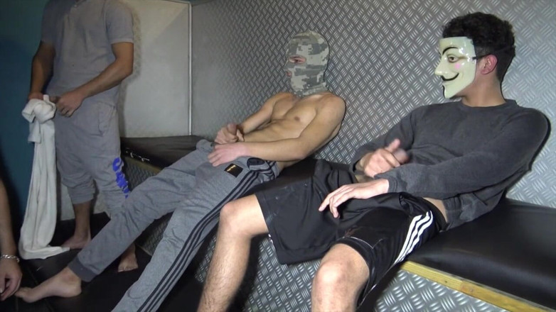 Gaybareback: L'amico francese succhia 3 ragazzi bulgari etero