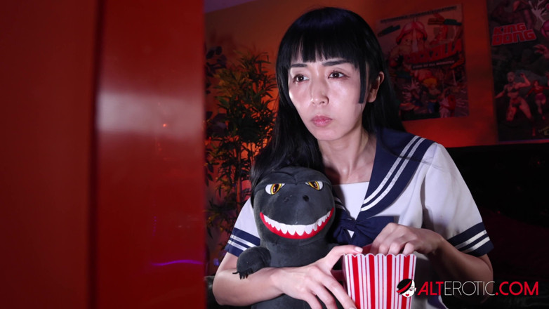 Alt Erotic: Marica Hase dan Titi Ramone menonton filem yang menakutkan