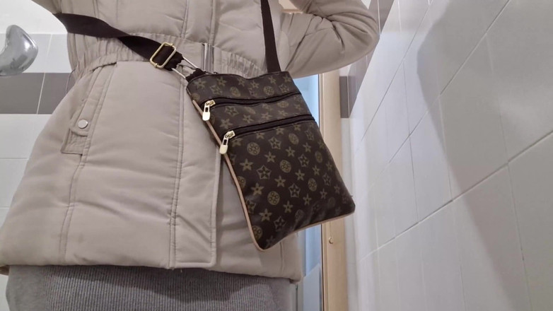 Nicoletta Embassi: Krásné chcací prdy striptýz v obchodech a na veřejných toaletách...