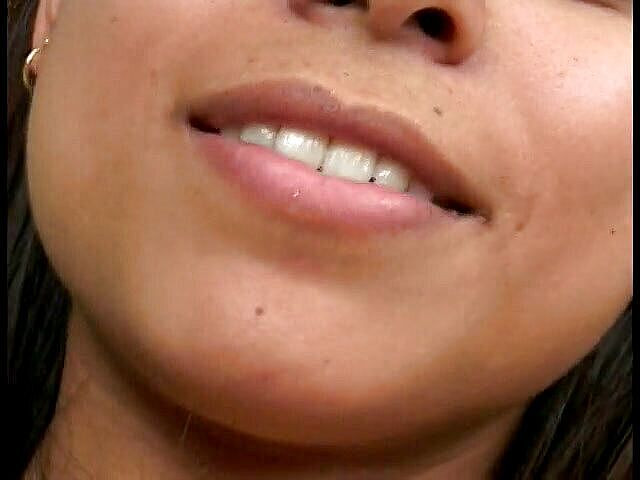 Castings Gone Wild: 完璧な小さなアジアの女の子は彼女の最初のビデオアクションを持っています