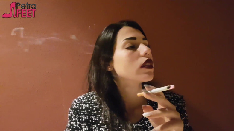 Smokin Fetish: 素晴らしいブルネットは屋外で喫煙するのが好きです