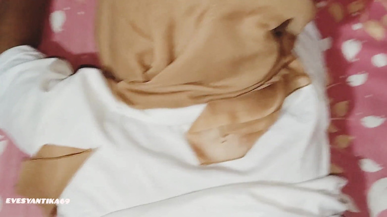 Karinsyantika: Трахаю красивую мусульманскую девушку в хиджабе без презерватива. Она не хочет снимать ее хиджаб, когда занимается сексом