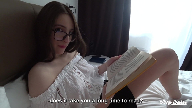 Anny Walker: 热辣的继妹读书并玩弄我的鸡巴 - anny walker