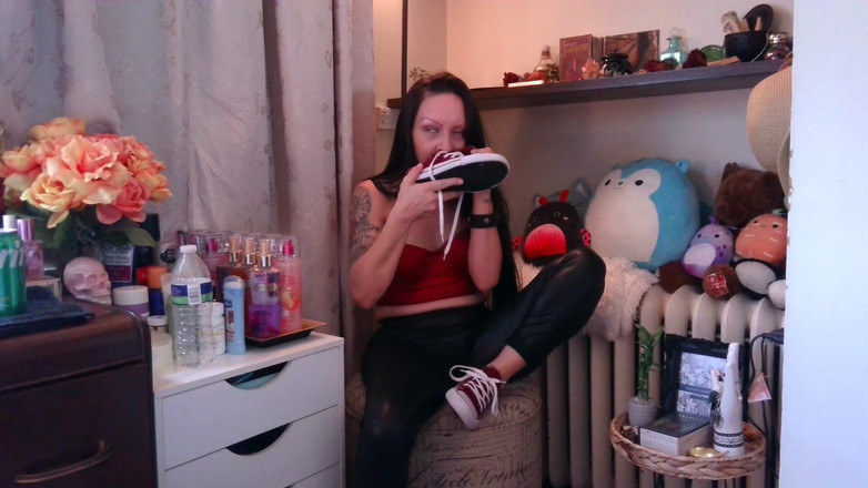 Raven Willow: J’adore me lécher les pieds