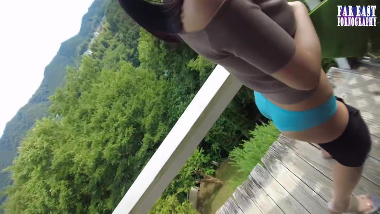 Far East pornography: Cupa F, sărutată în soare, cu o frumusețe iubitoare de spermă...