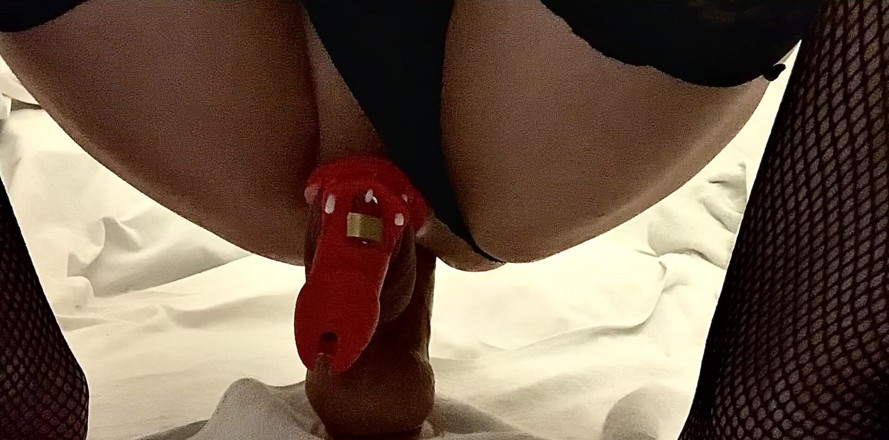 Eve Sissy: Bubblebutt sissy fucking huge dildo
