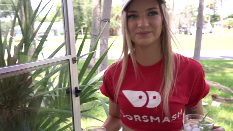 Doorsmash: Blonďatá Daisy Lavoy dodává svou těsnou kundičku žíznivému králi