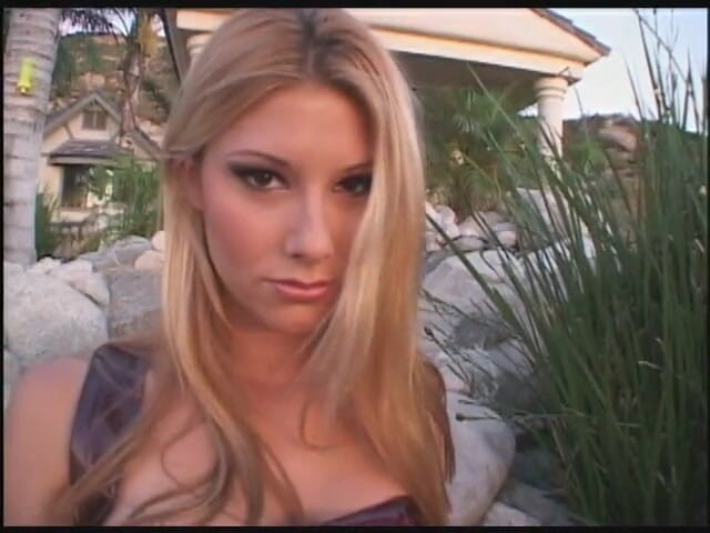 Tight little babes: Rubia de 20 años con una cara hermosa es doblemente penetrada