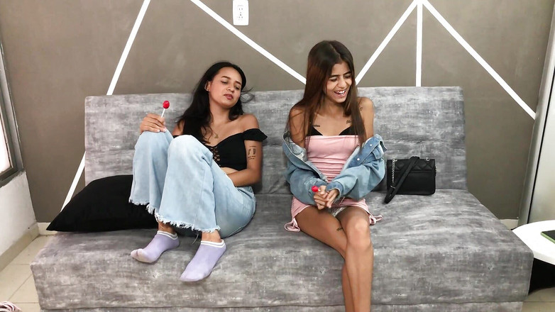 Mabesex: सौतेली बहनों की जोड़ी लेस्बियन होने पर तब तक खेलती है जब तक कि वे लेस्बियन सेक्स नहीं करती