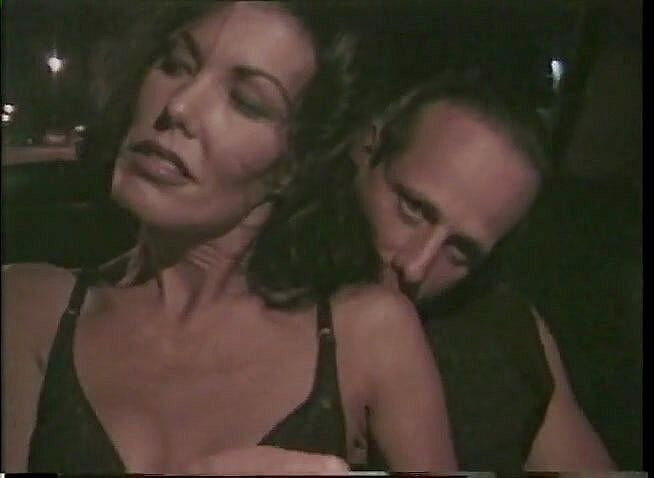 VOP Vintage: उत्तेजित काले बाल वाली की टैक्सी कार में चुदाई