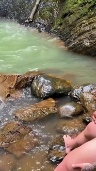 Une morbide se masturbe pendant que je me déshabille dans la rivière - Silvana Lee et Brian Evansx