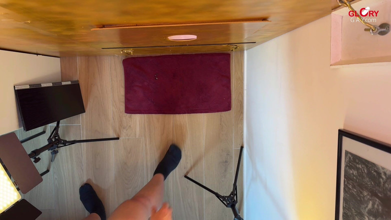 GLORYHOLEGAYS: Tata klapsuje gloryhole: Jego gruby tłok wypełnia szklankę – a potem...