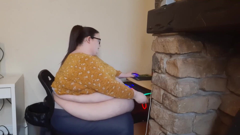SSBBWLadyBrads: Fat girl office struggles