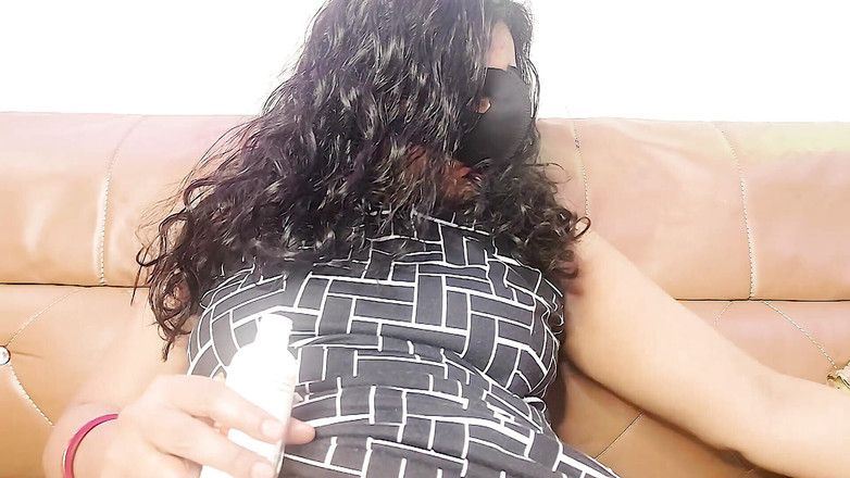 Moni001: Hintli kız havuçla mastürbasyon yapıyor - Hintli kadın