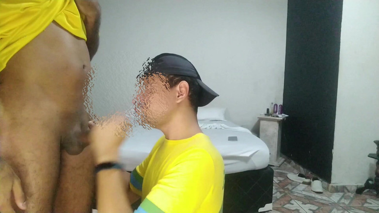 MiguellTrajano: 邻居观看世界杯，并决定趁妻子不在家的时候做爱 - 第1部分