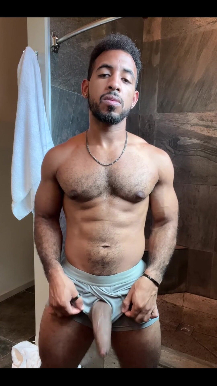 Rodrigo Amor (Gay): Po sprše na Havaji