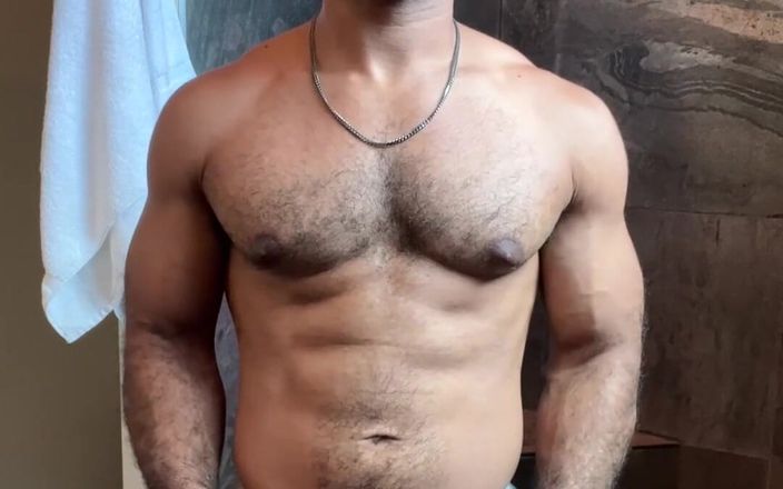 Rodrigo Amor (Gay): हवाई में शॉवर के बाद