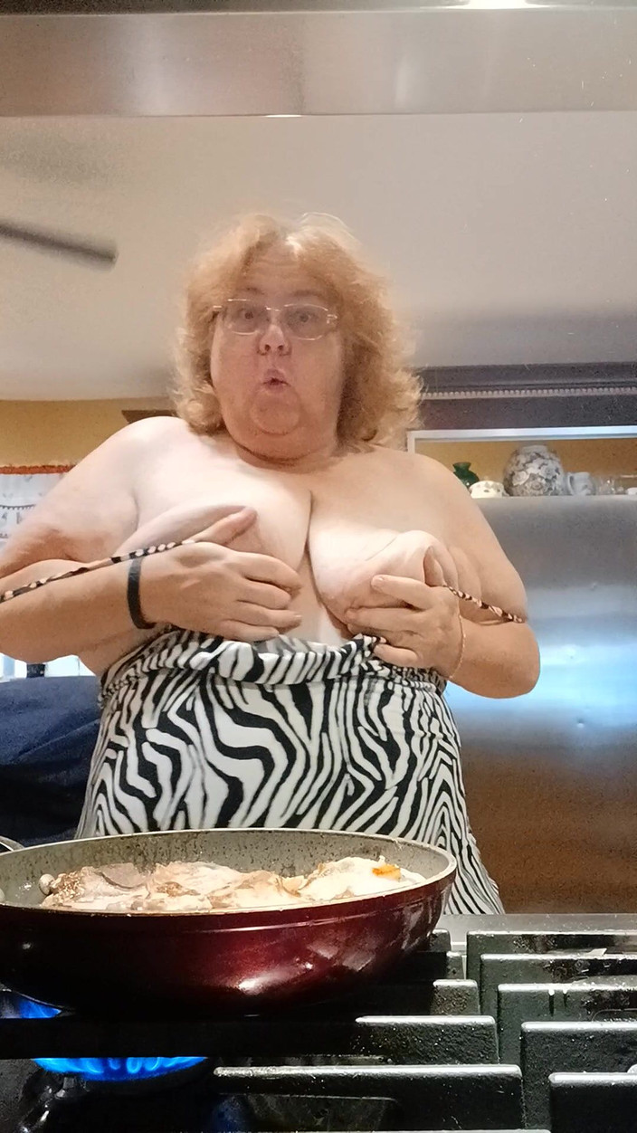 BBW nurse Vicki adventures with friends: 夕食にポークチョップを調理し、私が調理するときに点滅します