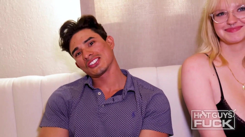 Hot Guys Fuck: Harlow, jeune Américaine, et Marina Gold, baise dos à dos