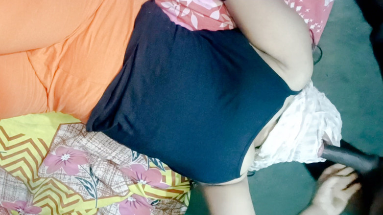 Sonamone07: Üvey kız kardeşim yarağımı sert sikişirken ve amcık yalarken görünce şaşırdı...