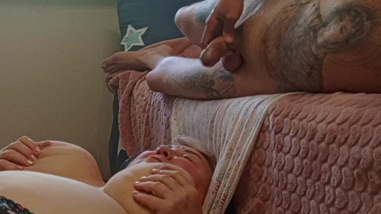 Zona901: Tôi sục con cu của tôi và xuất tinh vào...