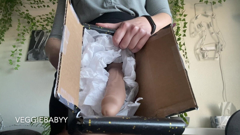 Veggiebabyy: 후타 보스는 상자에 그녀의 자지를 빨아 수 있습니다