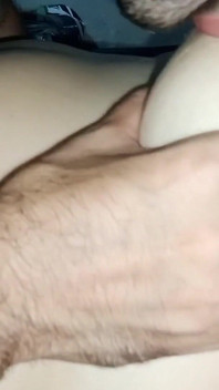 Soțul meu îmi suge sânii mari și naturali și sfârcurile erecte punându-le diferite bunătăți pe ele